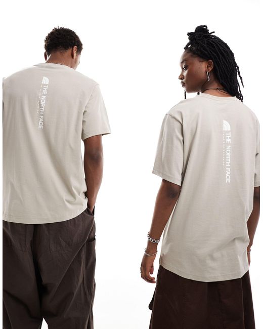 Nse - t-shirt oversize tortora con stampa del logo verticale sul retro di The North Face in Natural