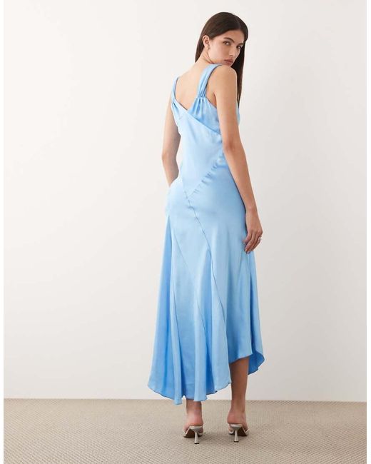 Sofia di Never Fully Dressed in Blue