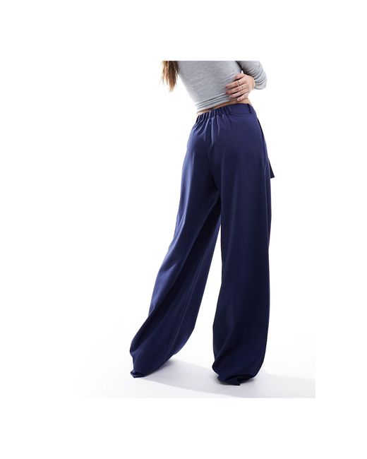 Pantaloni color a fondo ampio con cintura di Stradivarius in Blue