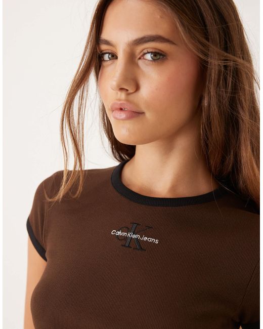 Calvin Klein Brown – monologo – knapp geschnittenes t-shirt