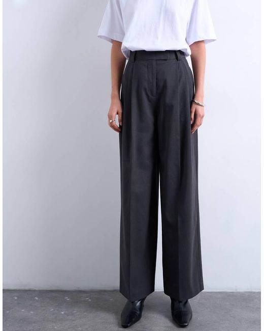 Pantaloni Sartoriali Spazzolati Scuro A Vita Alta Con Pieghe Doppie di TOPSHOP in White