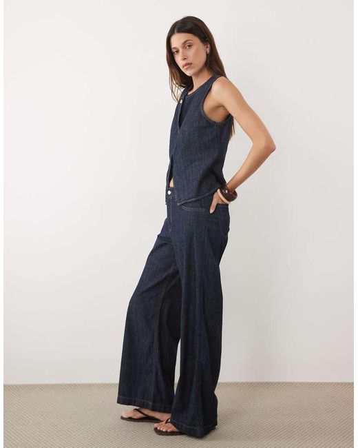 Lia di Mango in Blue
