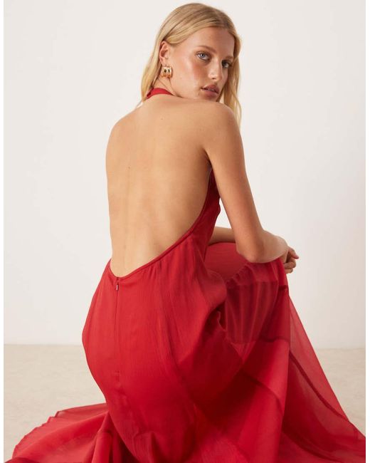 Vestido Largo Con Cuello Alto Y Falda De Godets En Contraste De Chifón De ASOS de color Red
