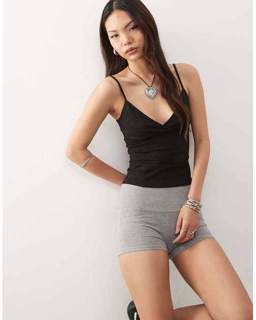 Top De Tirantes Con Cuello De Pico De Weekday de color Black