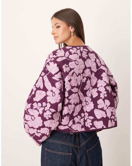 Veste matelassée avec imprimé fleuri sur l'ensemble - prune ASOS en coloris Red