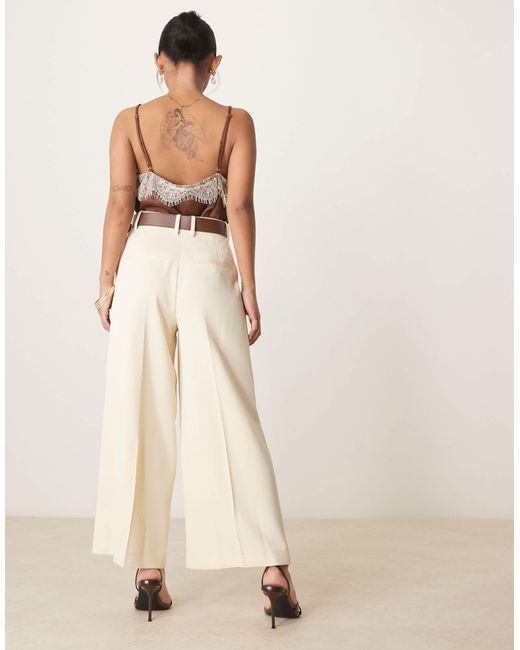 Petite - pantalon ajusté raccourci avec ceinture en pu - crème-pas ASOS en coloris Natural