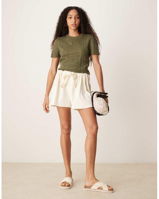 Pantaloncini A Pieghe di ASOS in Natural