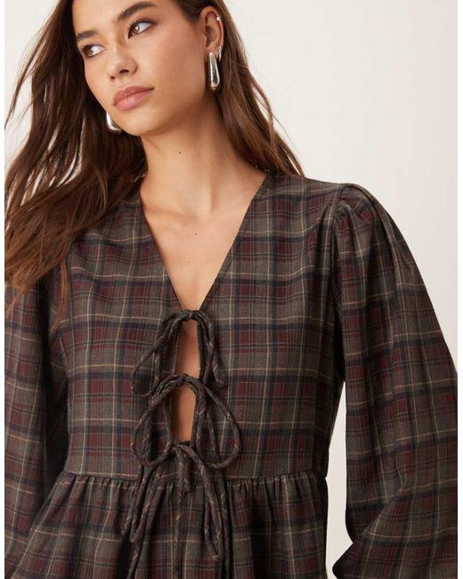 Vestido Corto Burdeos A Cuadros Amplio De Manga Larga Con Lazada Delantera Y Cuello De Pico De Glamorous de color Brown