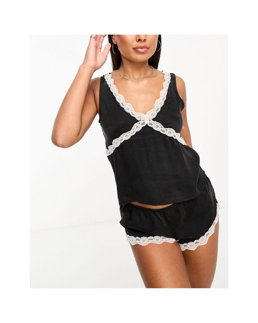 Cotton On Black Cotton on – staycay – pyjama mit shorts und camisole aus satin mit spitzenbesatz