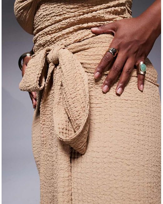 Falda Larga Beis Con Detalle Anudado En La Parte Delantera De Tejido Texturizado Ozzy De Asos Design Curve-Neutro ASOS de color Natural