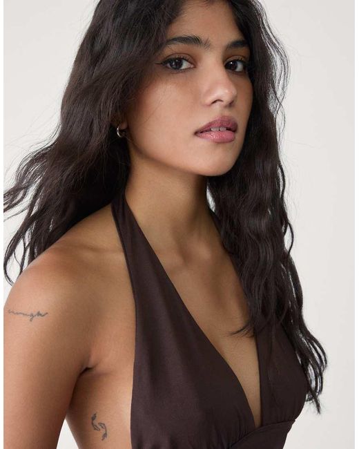 Top Raccolto Allacciato Al Collo di Stradivarius in Black