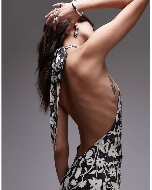 Robe longue en satin à col montant bénitier et dos nu - imprimé fleurs TOPSHOP en coloris Gray