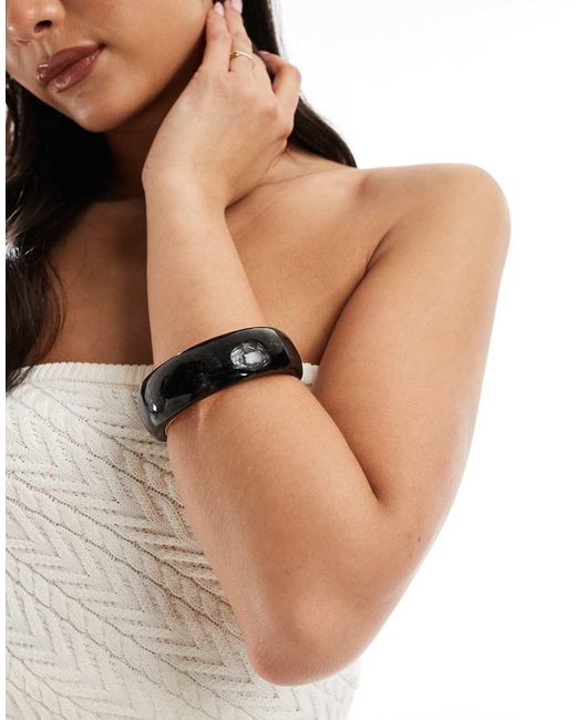 Bracciale Rigido Con Dettagli Effetto Marmo di ASOS in Gray