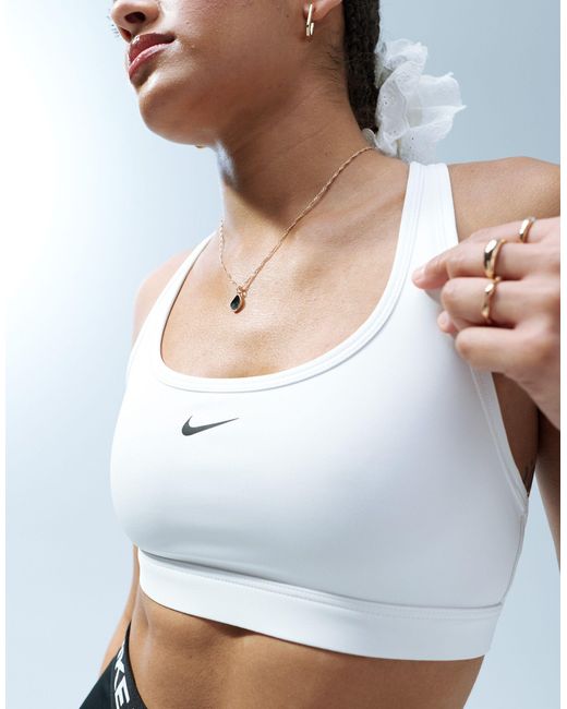 Reggiseno sportivo a sostegno leggero con logo di Nike in White