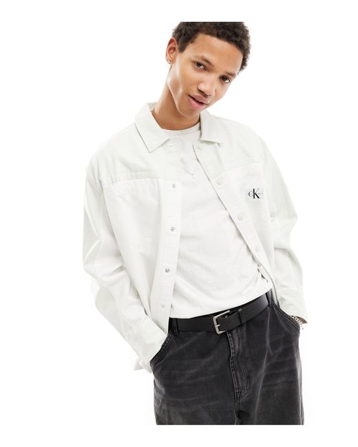 Sobrecamisa lavado con diseño color block y detalle Calvin Klein de hombre de color White