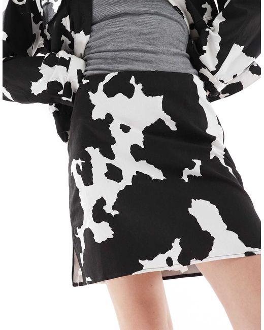 Mini-jupe d'ensemble en denim stretch à imprimé vache - chocolat Object en coloris Black