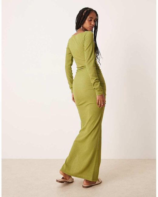 Vestito Midi Oliva A Maniche Lunghe Testurizzato Arricciato Con Scollo A Barchetta di ASOS in Green