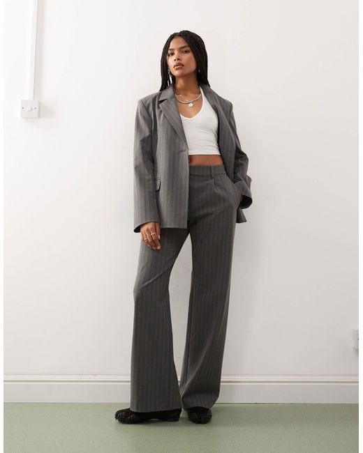 Drew - pantalon ample d'ensemble à taille mi-haute et pinces devant - chiné à rayures Weekday en coloris Gray