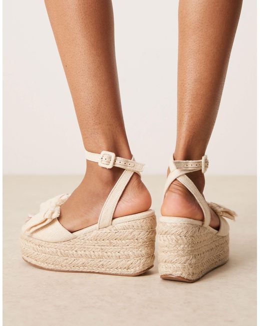 Asos Design Wide Fit Natural – tabitha – sandalen aus natürlichen materialien mit keilabsatz und schleifenverzierung, weite passform