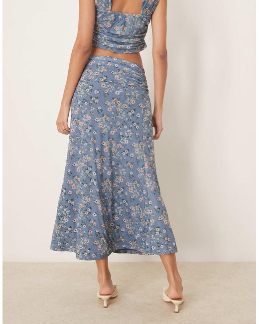 Jupe longue d'ensemble froncée et drapée à fleurs - bleu ASOS en coloris Blue
