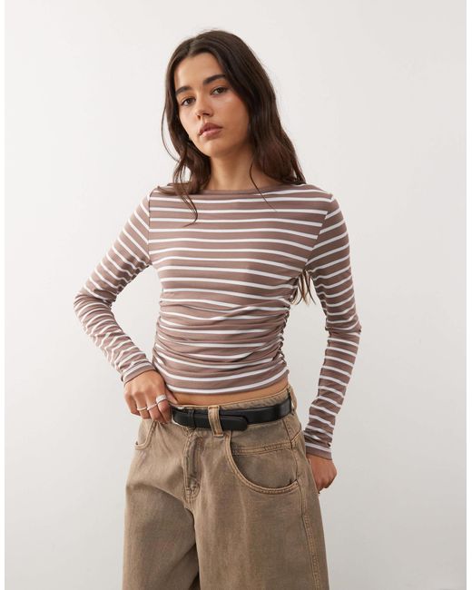 T-shirt à encolure bateau, manches longues et taille cintrée avec détails froncés - marron rayé Reclaimed (vintage) en coloris Brown