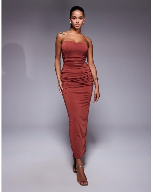 TFNC London Red – trägerloses, gerafftes midikleid