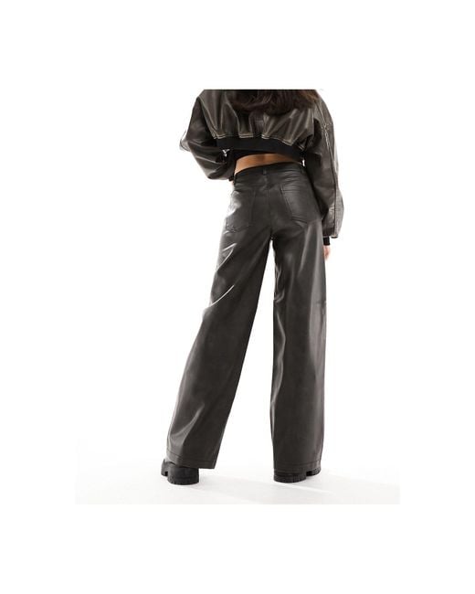 Pantalon ample en simili cuir - noir délavé ONLY en coloris Black