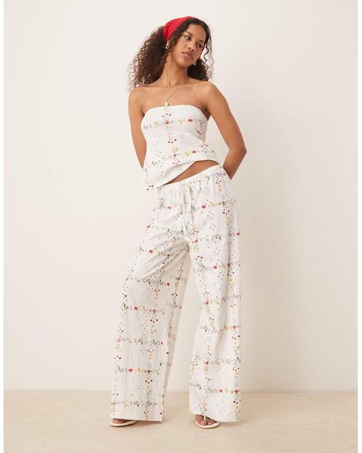 Pantalones De Corte Recto Con Estampado A Cuadros Florales, Bordado Inglés Y Cordón Ajustable De ASOS de color Natural
