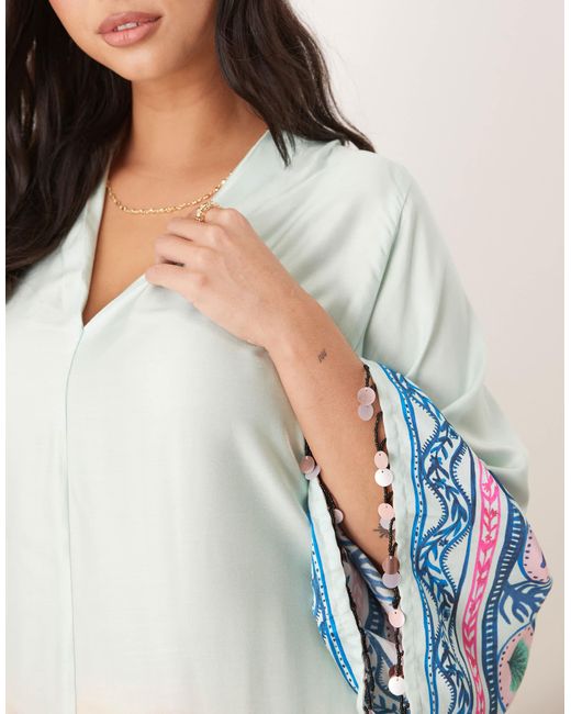 Hope & Ivy Plus White Hope & ivy – es kimono-midikleid mit landschaftsprint, wickeldesign und bindegürtel