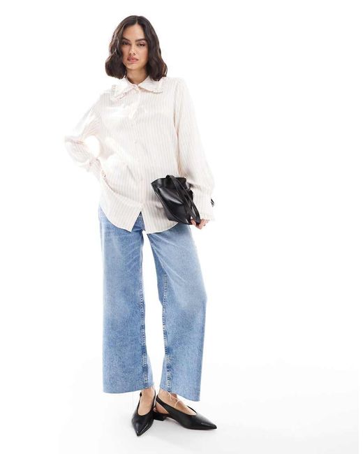 Camicia Oversize Con Colletto Con Volant A Righe Sottili di Miss Selfridge in White