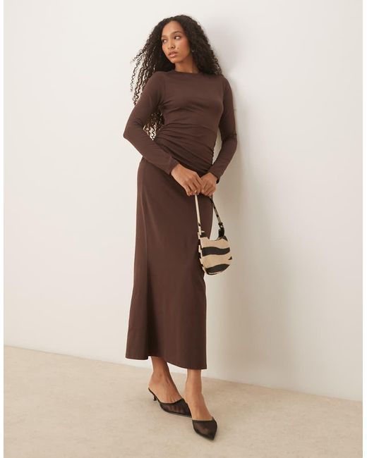 Vestito Lungo A Maniche Lunghe Color Cioccolato Con Vita Scesa E Arricciatura di ASOS in Natural