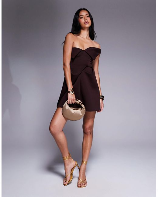 Robe bandeau courte et structurée en imitation néoprène à détail rabattu et jupe plissée coupe carrée - chocolat ASOS en coloris Brown