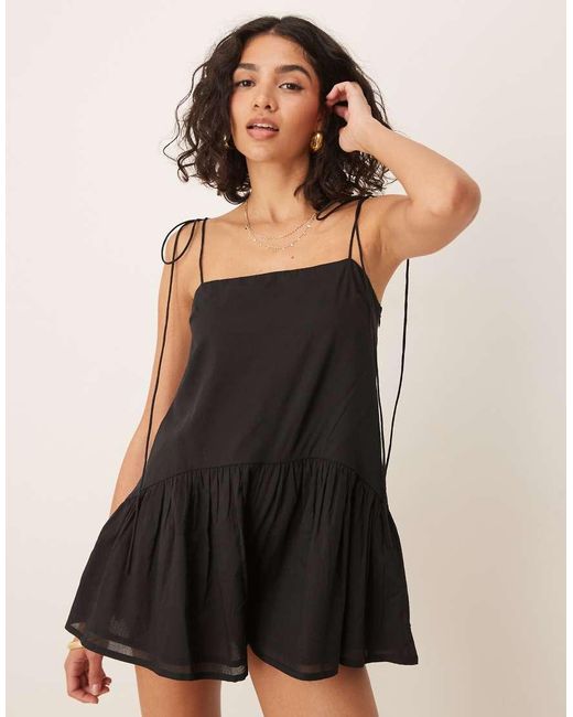 Mono Corto De Tirantes Finos Con Cintura Baja Y Falda De Corte Amplio De ASOS de color Natural