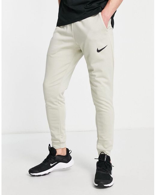 nike graphic outline swoosh cuffed cargo joggers in black