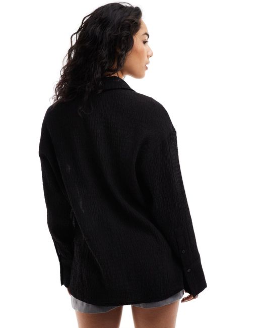 Camicia oversize stropicciata nera di Bershka in Black