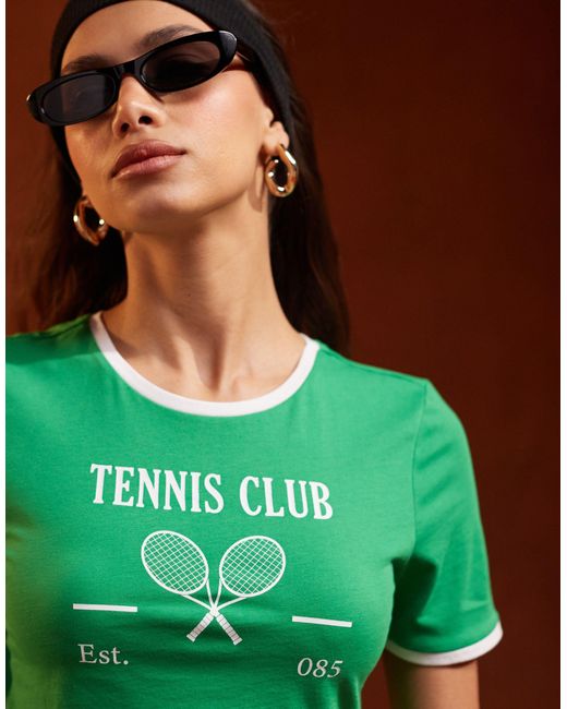 Sport core - t-shirt corta con scritta "tennis club" e dettagli bianchi a contrasto di Pieces in Green