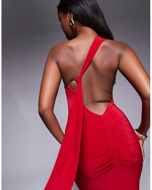 Exclusivité - - robe longue asymétrique près du corps double épaisseur avec nœud et détail doré dans le dos Kaiia en coloris Red
