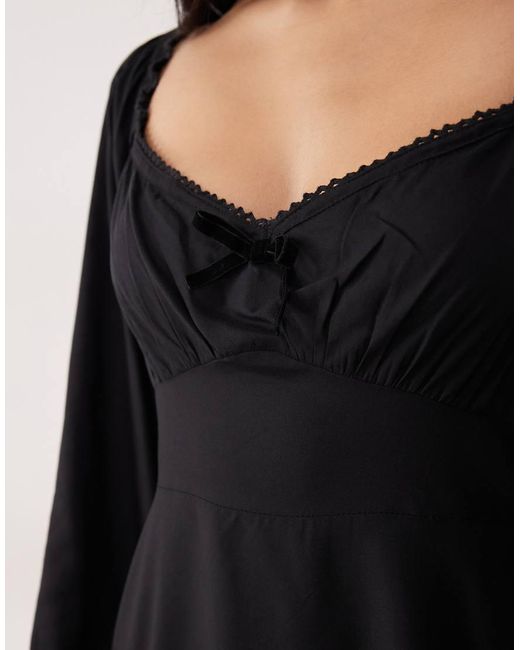 Vestido Corto Con Escote Corazón, Detalle De Lazo Y Ribetes De Encaje En Los Bordes Lillie De Nobody's Child de color Black