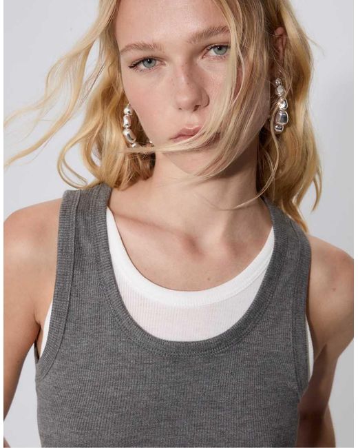 T-Shirt Scuro Con Scollo A Vogatore E Dettagli A Contrasto di Stradivarius in Gray