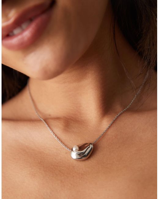 Collier à pendentif perle fantaisie effet fondu ASOS en coloris Brown