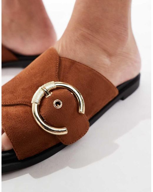 Sandalias Marrones Planas Con Correa Cruzada Y Hebilla De Tejido Microtexturizado De -Neutro London Rebel de color White