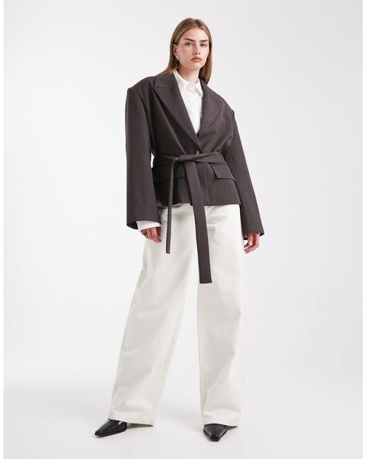 Blazer ajusté avec ceinture coupe carrée - chocolat ASOS en coloris White