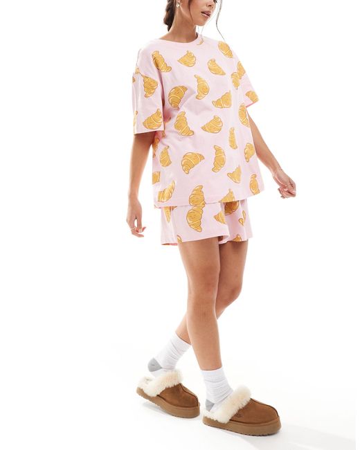 Pyjama avec t-shirt oversize et short à motif croissants ASOS en coloris Pink