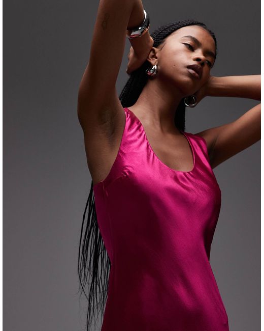 Robe longue en satin coupé en biais à dos nageur TOPSHOP en coloris Pink