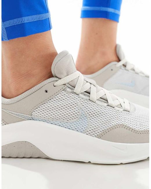 Legend Essential 3 di Nike in Blue