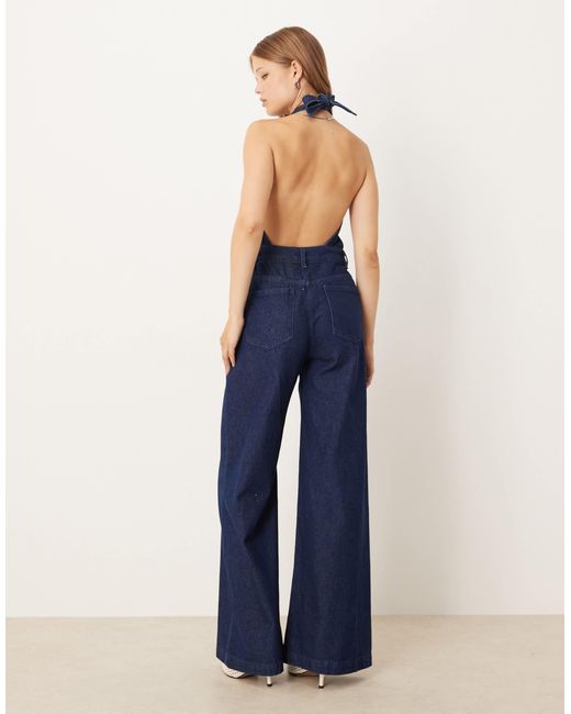 ASOS Blue – neckholder-jumpsuit aus denim mit weitem bein und rinse-waschung