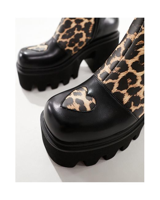 Booming - stivali al ginocchio con suola spessa e stampa leopardata patchwork con cuori di Lamoda in Black