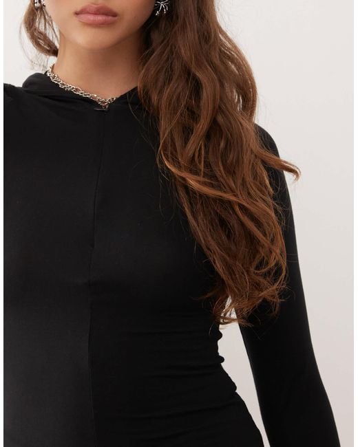 Top manches longues ajusté à capuche avec demi fermeture éclair Weekday en coloris Black
