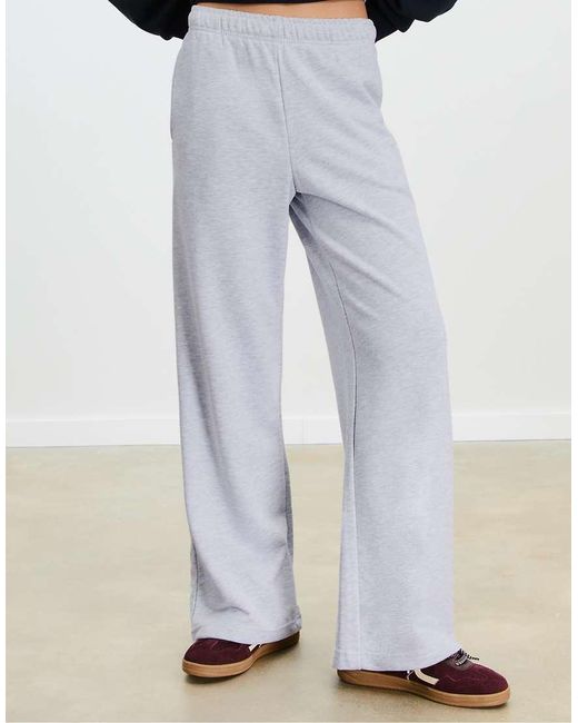 Stradivarius Joggingbroek Met Wijde Pijpen in het White