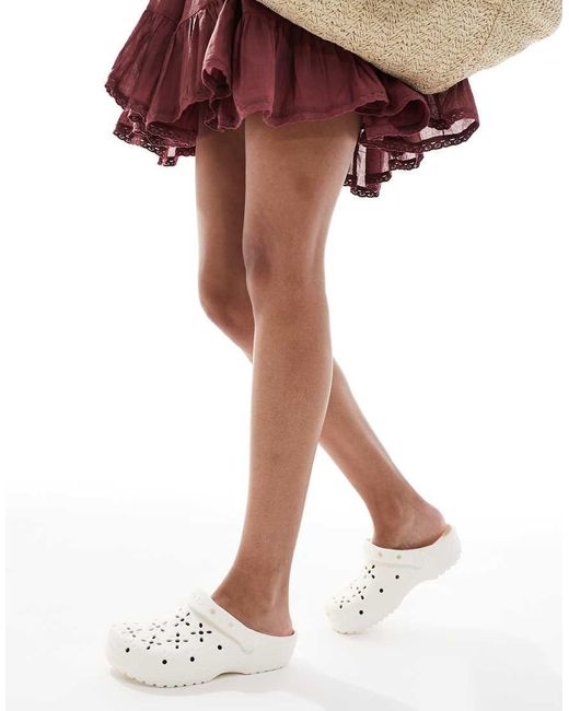 Zuecos Blanco Tiza Clásicos Con Aberturas En Forma De Flores De CROCSTM de color White